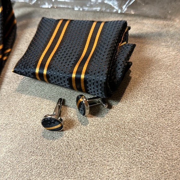 Tie, matching pocket scarf, and cuff links - Picture 2 of 5